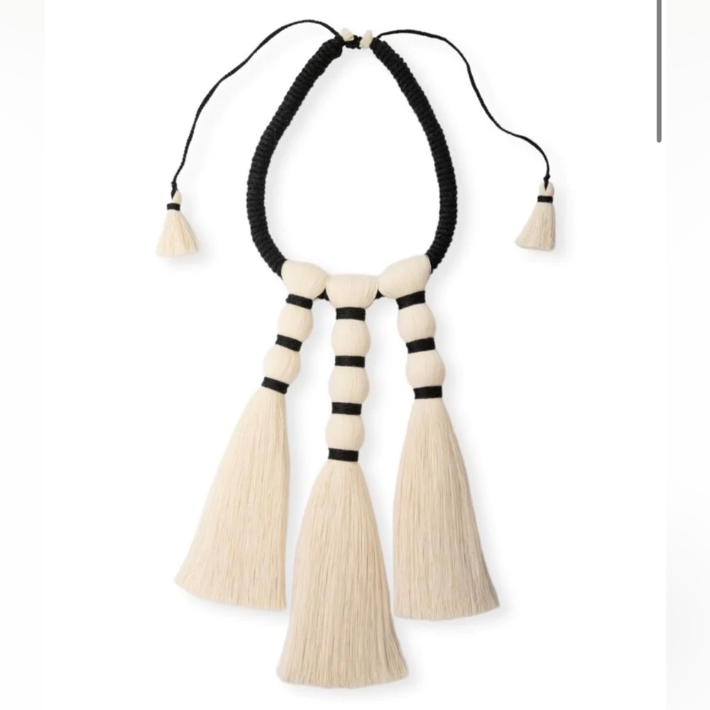 Caralarga Tres Brujas Necklace, black and white